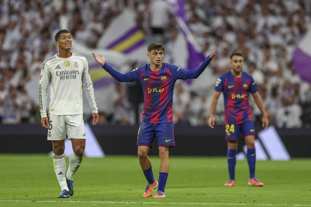Pedri y Eric Garcia junto a Jude Bellingham en el clásico liguero contra el Real Madrid del Santiago Bernabéu