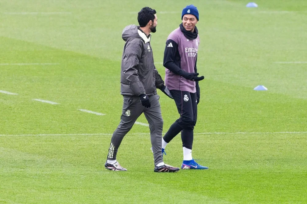 Arbeloa y Mbappé durante un entrenamiento del Madrid en Valdebebas