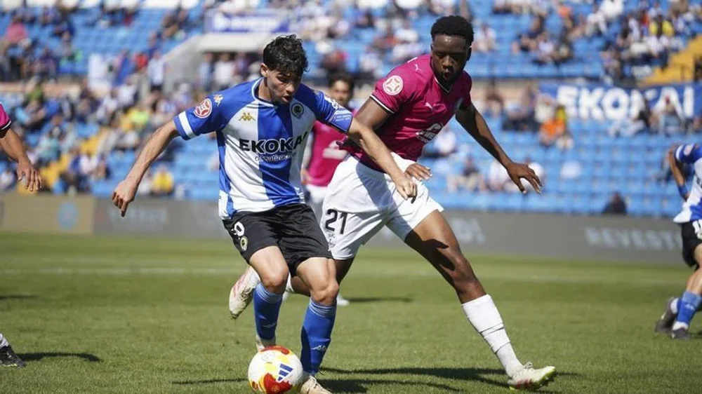 Kembo intenta robar el balón a un jugador del Hércules en el último partido de la UD Ibiza. | UD IBIZA